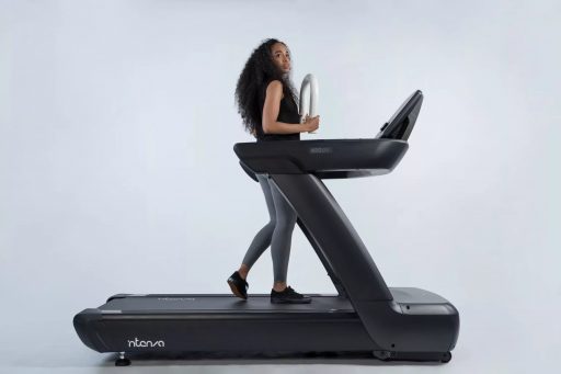 Femme marchant sur un tapis roulant moderne.