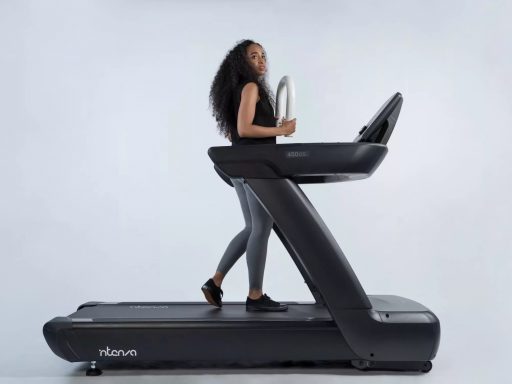 Femme marchant sur un tapis roulant moderne.