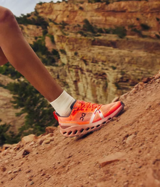 Chaussure de trail sur roche escarpée.