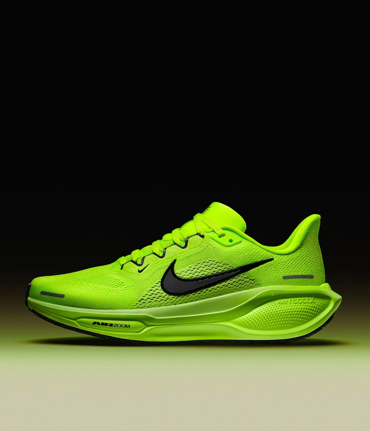 Baskets Nike vert fluo sur fond sombre.