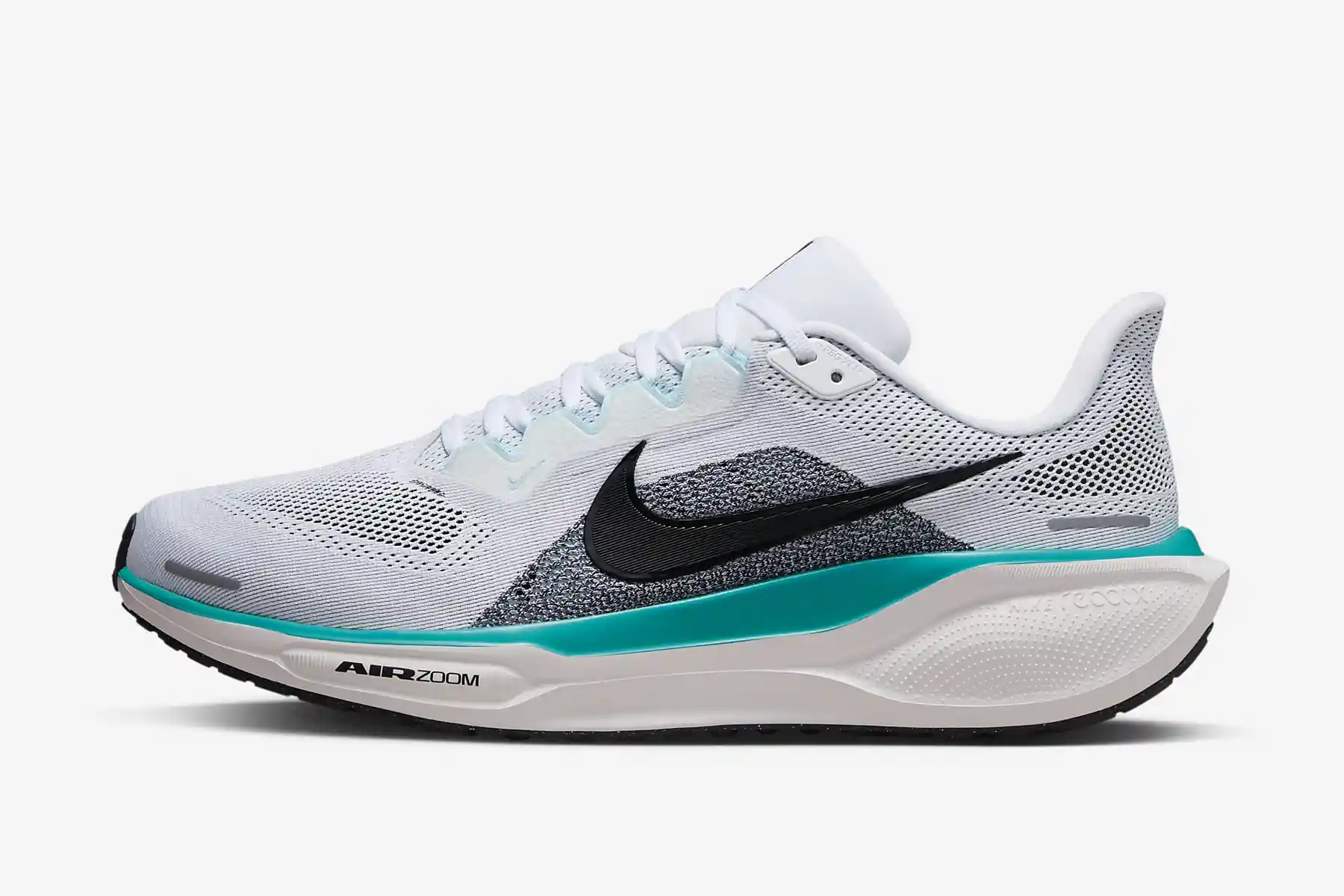 Baskets Nike blanches avec logo noir et détails turquoises.