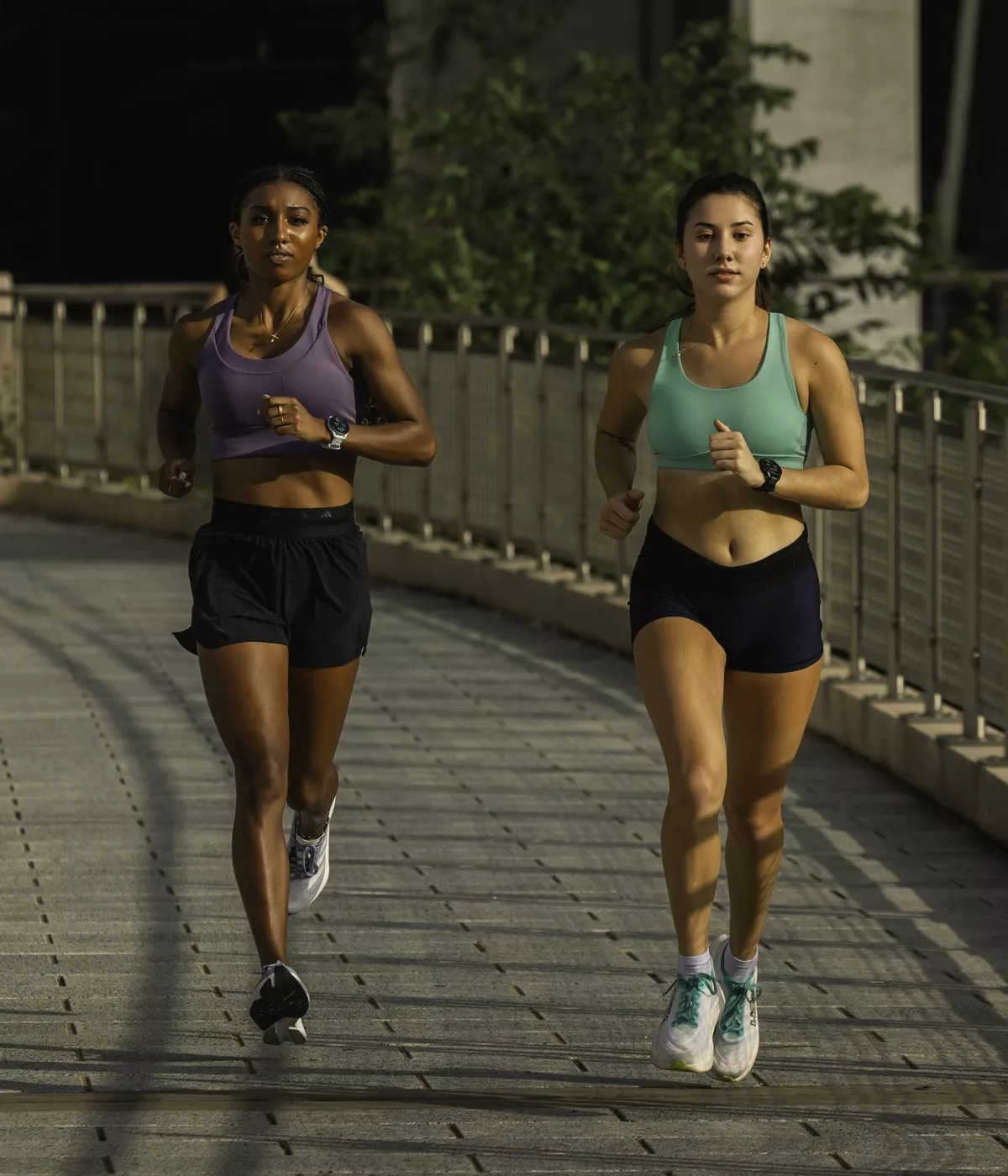 Deux femmes faisant du jogging en ville.