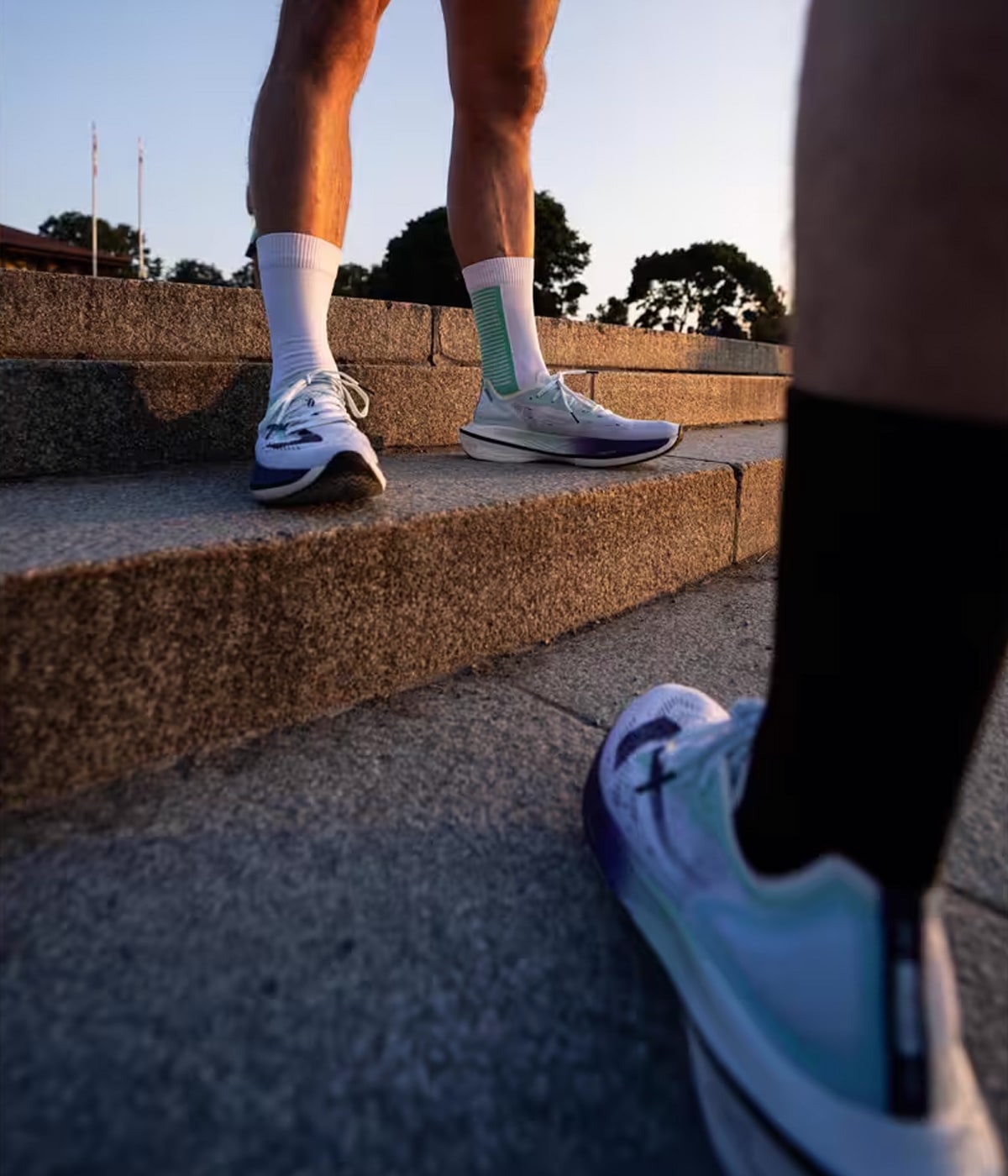Deux personnes montant des marches avec des chaussures de sport