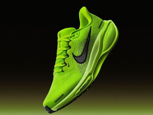 Chaussure de sport verte en lévitation.