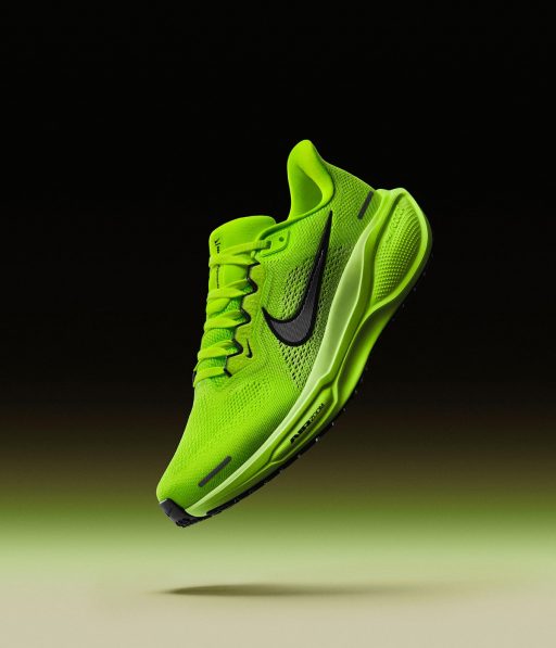 Chaussure de sport verte en lévitation.