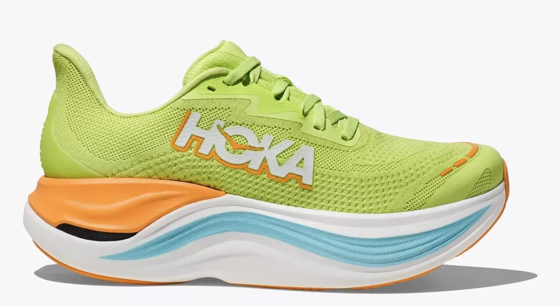 Chaussure Hoka verte et orange sur fond blanc