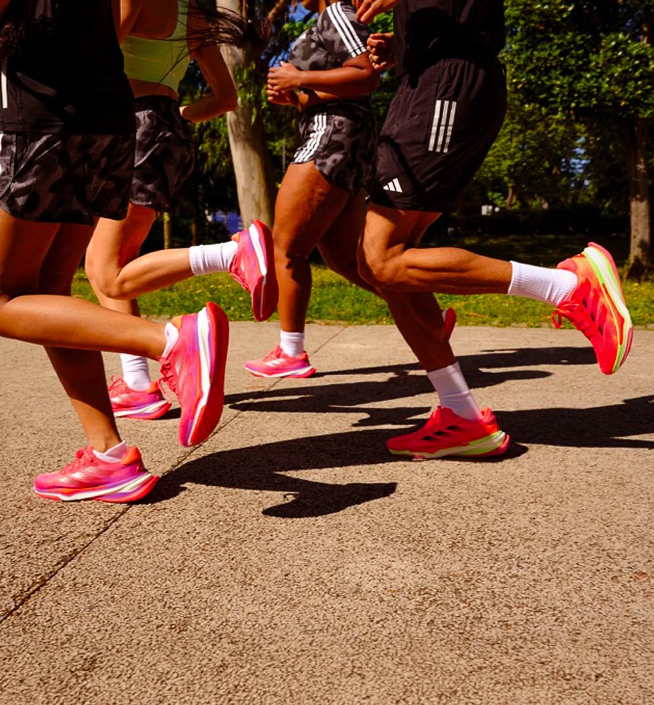 Coureurs en tenue sportive, baskets roses.