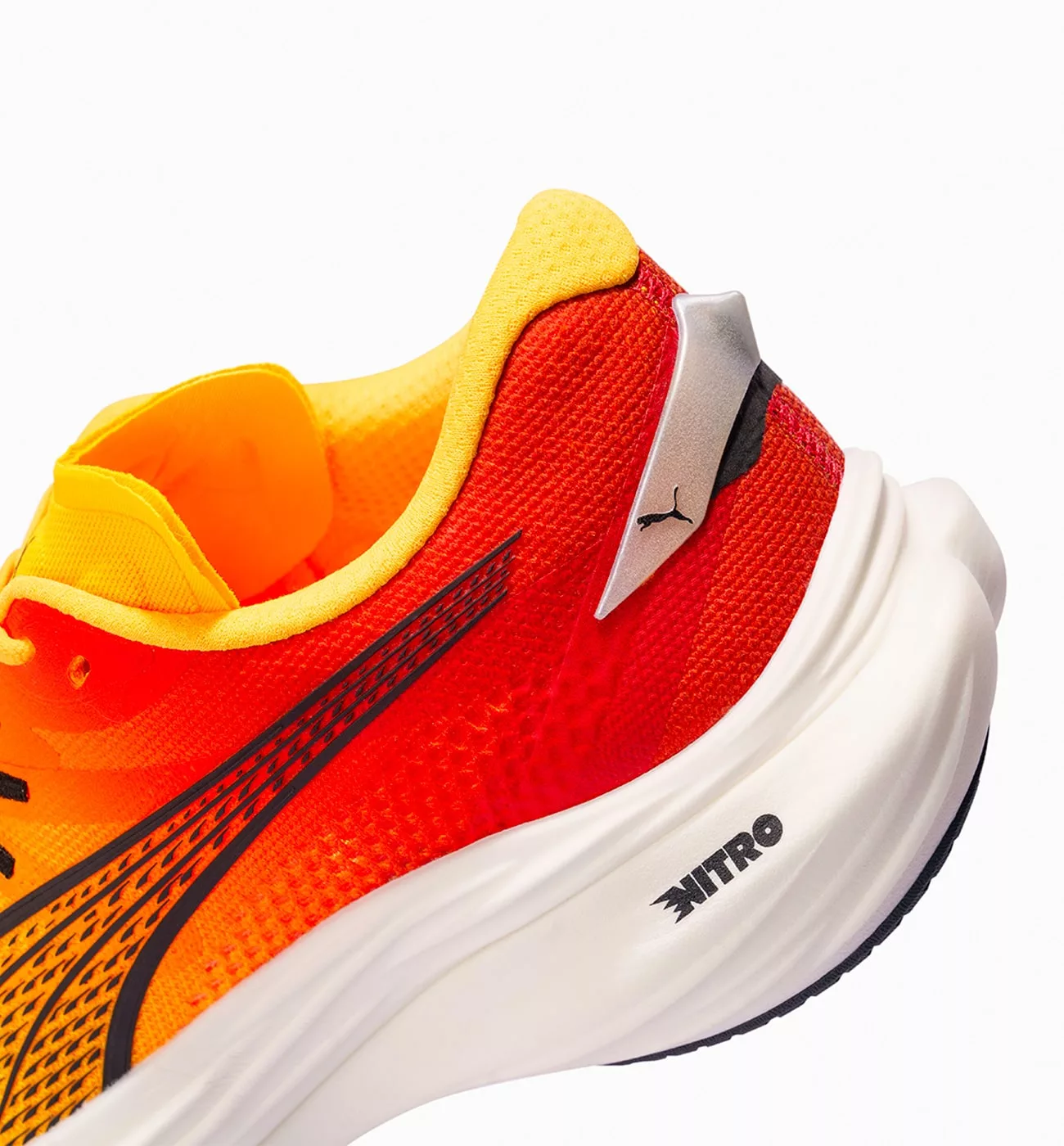 Chaussure de sport orange et rouge, logo. Deviate NITRO™ 3