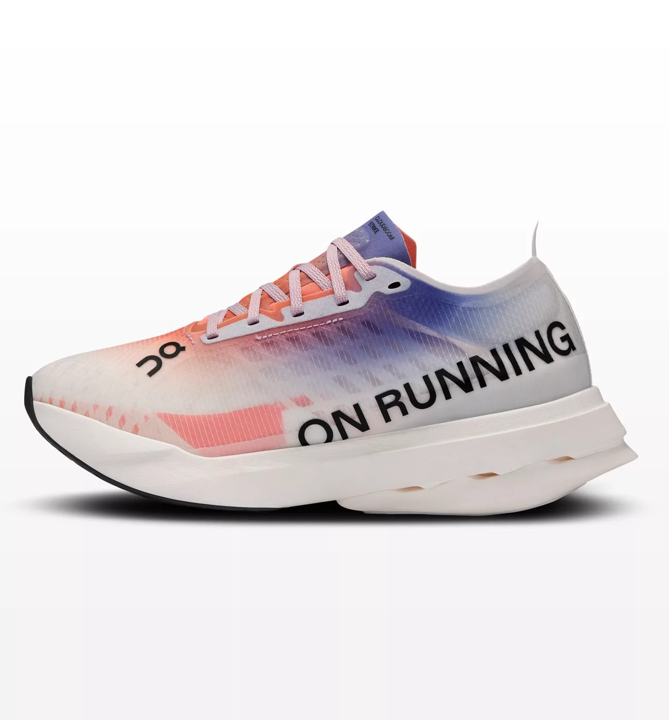 Chaussure de course multicolore sur fond blanc