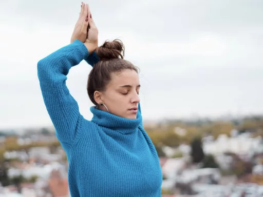 Femme pratiquant yoga en pull bleu