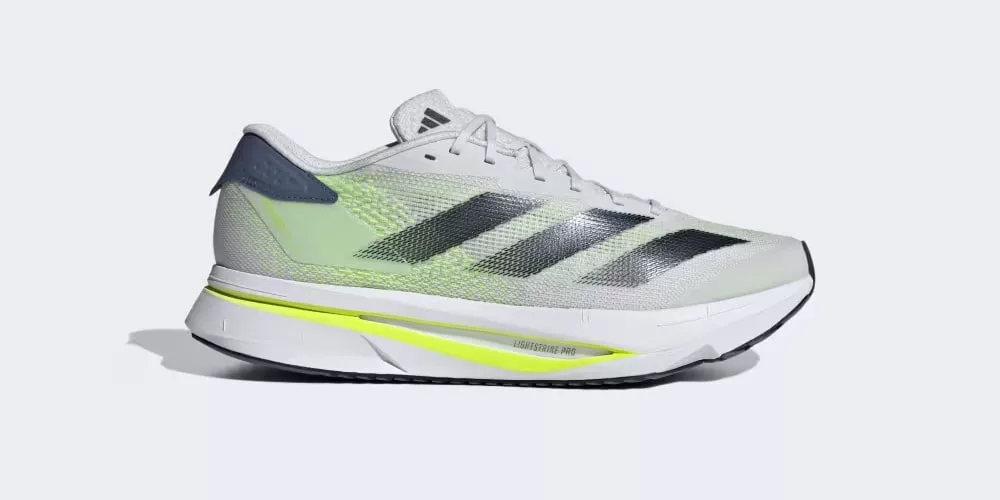 Chaussure de course blanche et jaune moderne