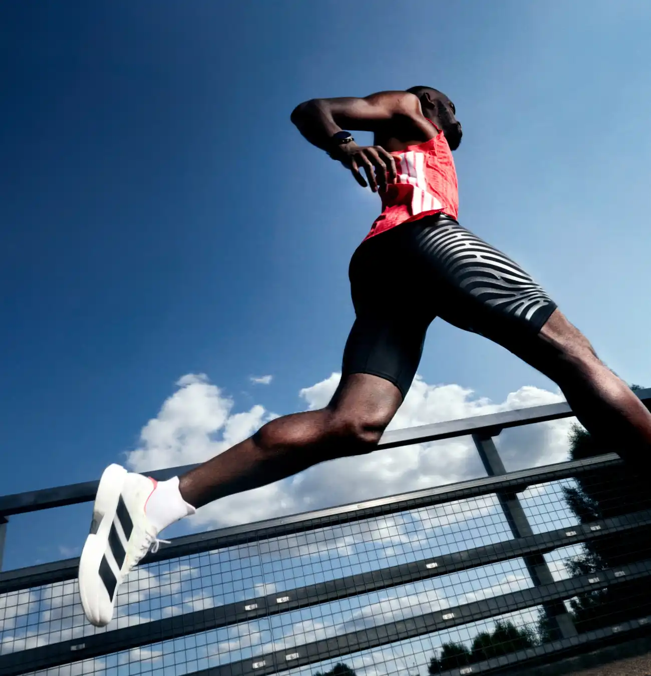 Coureur en action sous un ciel bleu.