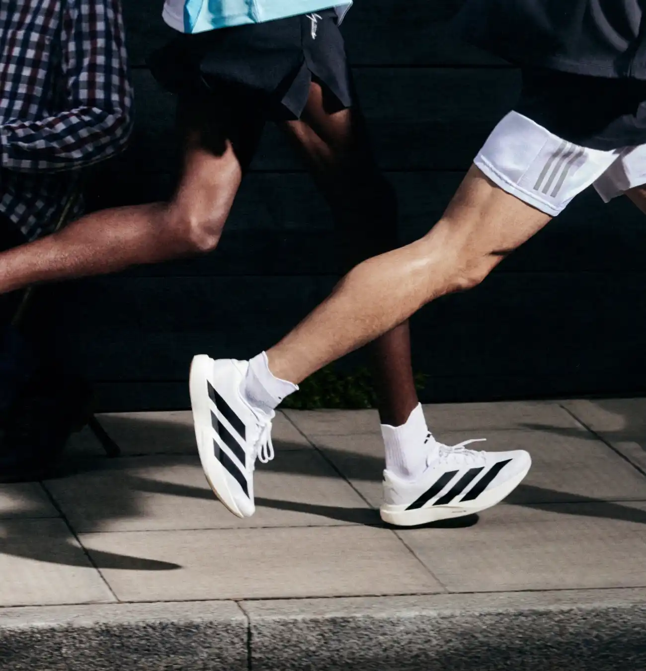 Deux personnes courant avec des chaussures Adidas