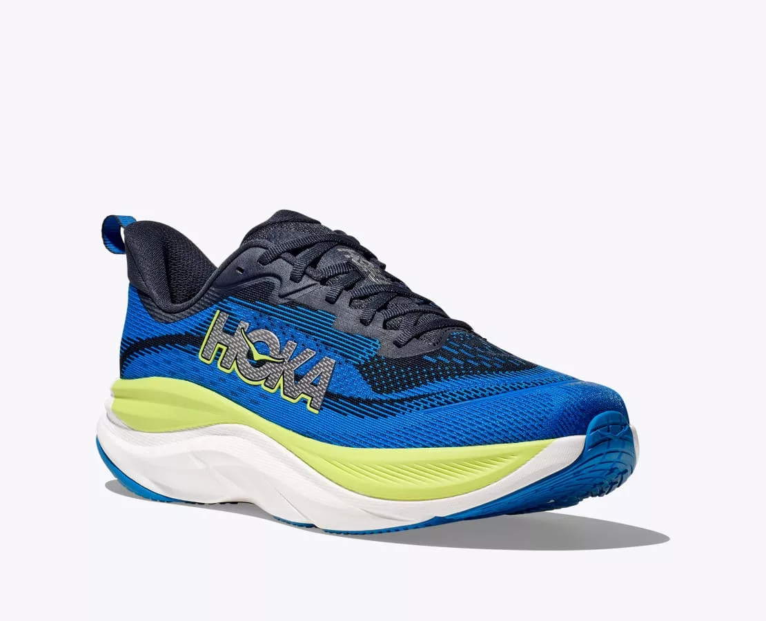 Chaussure de course bleue et verte Hoka.