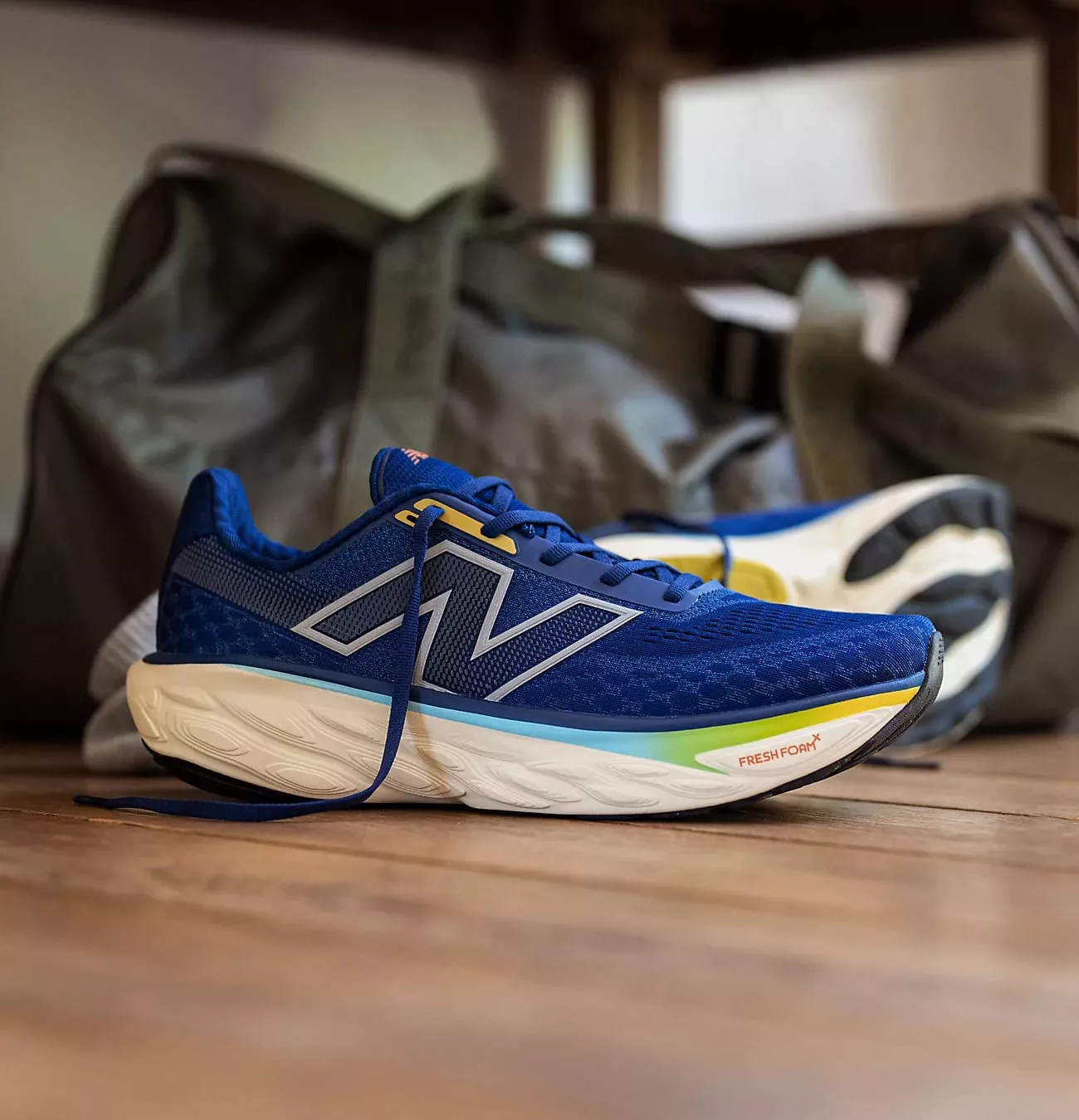 Chaussures de sport bleues posées sur le sol.