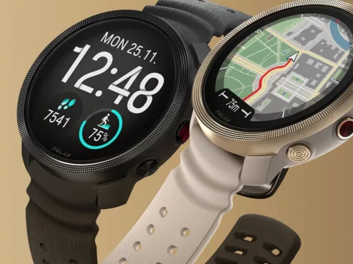 Deux montres connectées avec affichage digital et carte GPS.