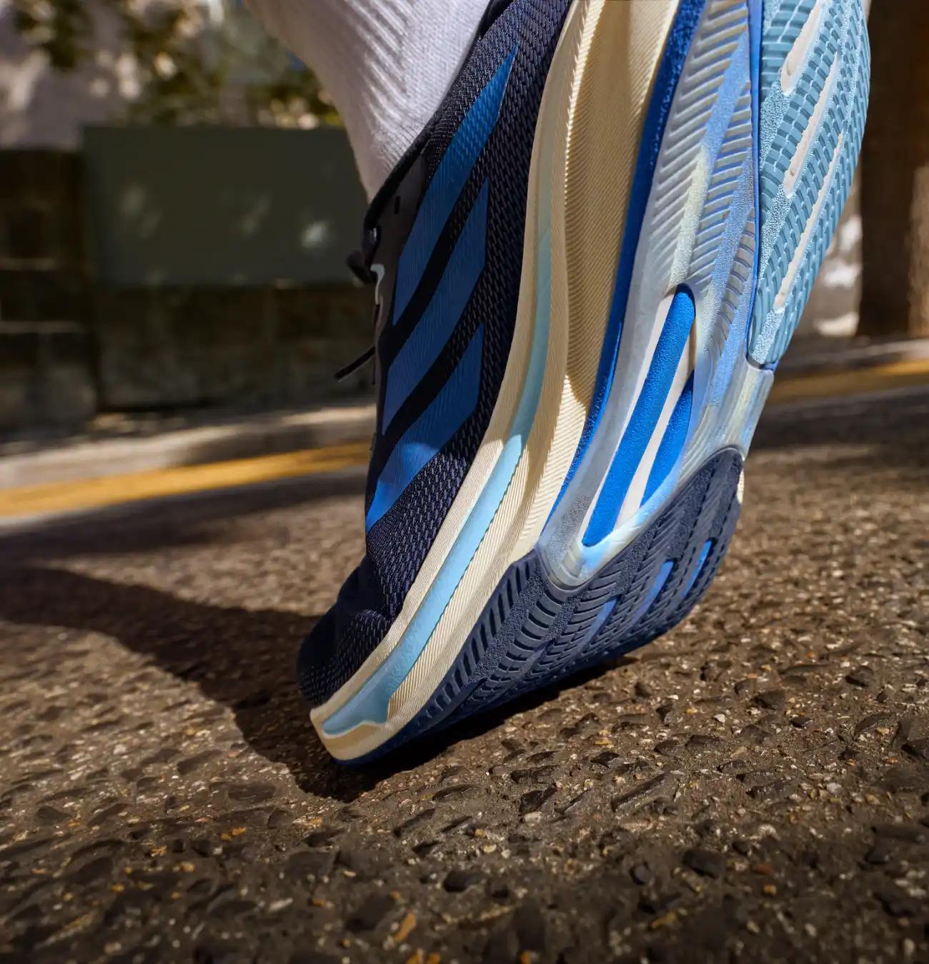 Basket bleue sur trottoir ensoleillé