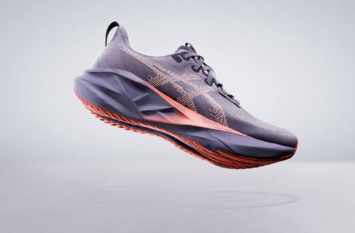 Chaussure de course grise et orange en lévitation.