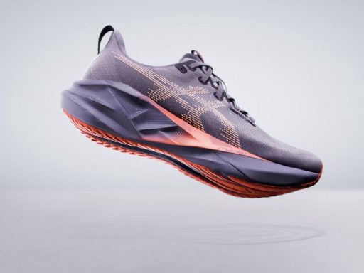 Chaussure de course grise et orange en lévitation.
