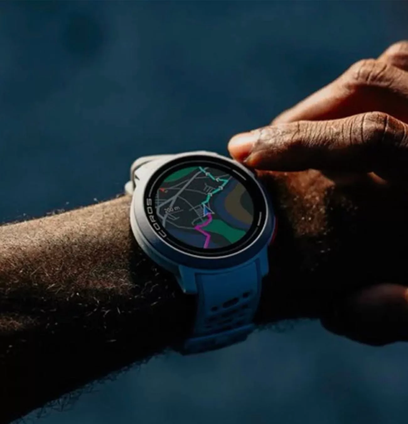 Montre intelligente avec carte GPS en couleur.