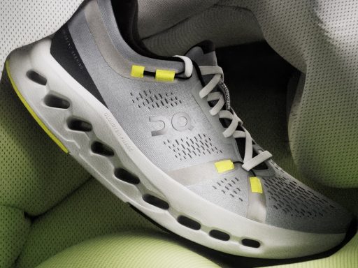 Chaussure de sport grise et jaune sur tissu.