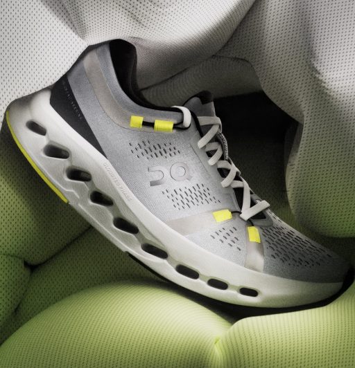 Chaussure de sport grise et jaune sur tissu.