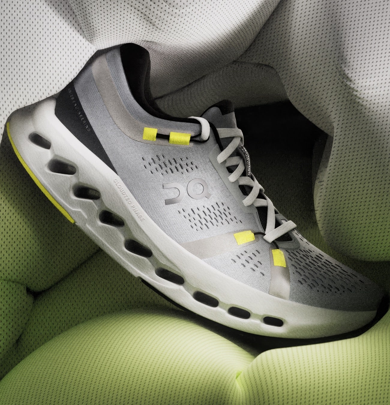 Chaussure de sport grise et jaune sur tissu.