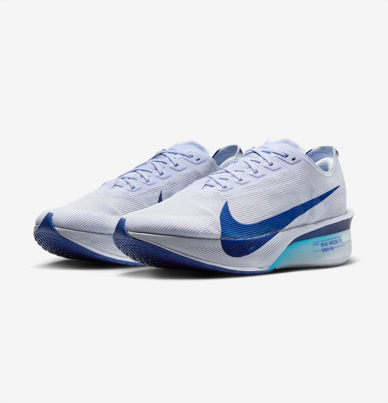 Chaussures de sport blanches et bleues modernes.