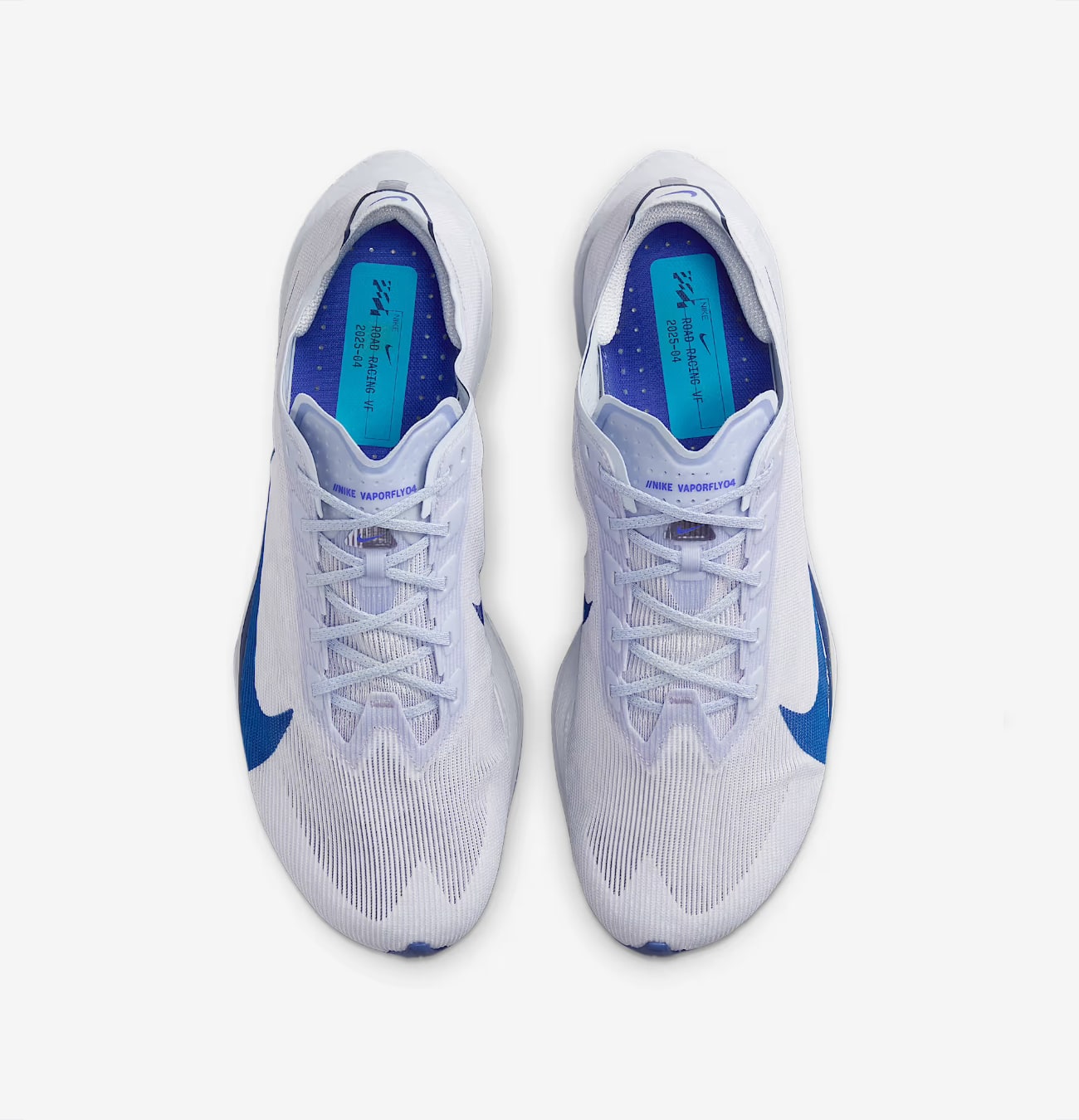 Chaussures de sport blanches et bleues vues de dessus.