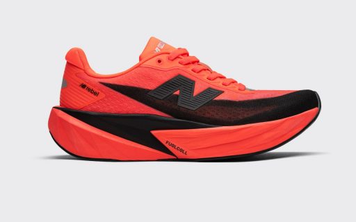 new balance rebel v5 Chaussure de sport orange et noire sur fond blanc.