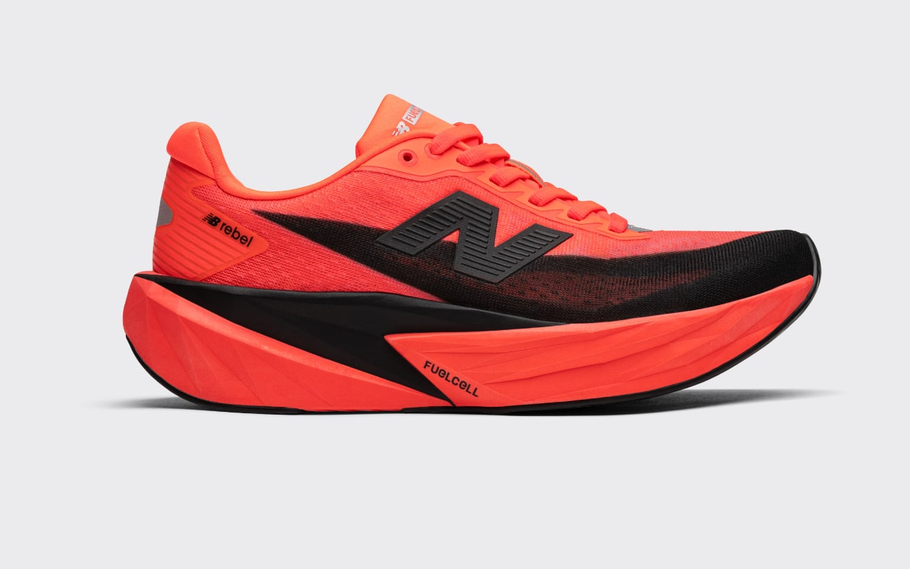 new balance rebel v5 Chaussure de sport orange et noire sur fond blanc.