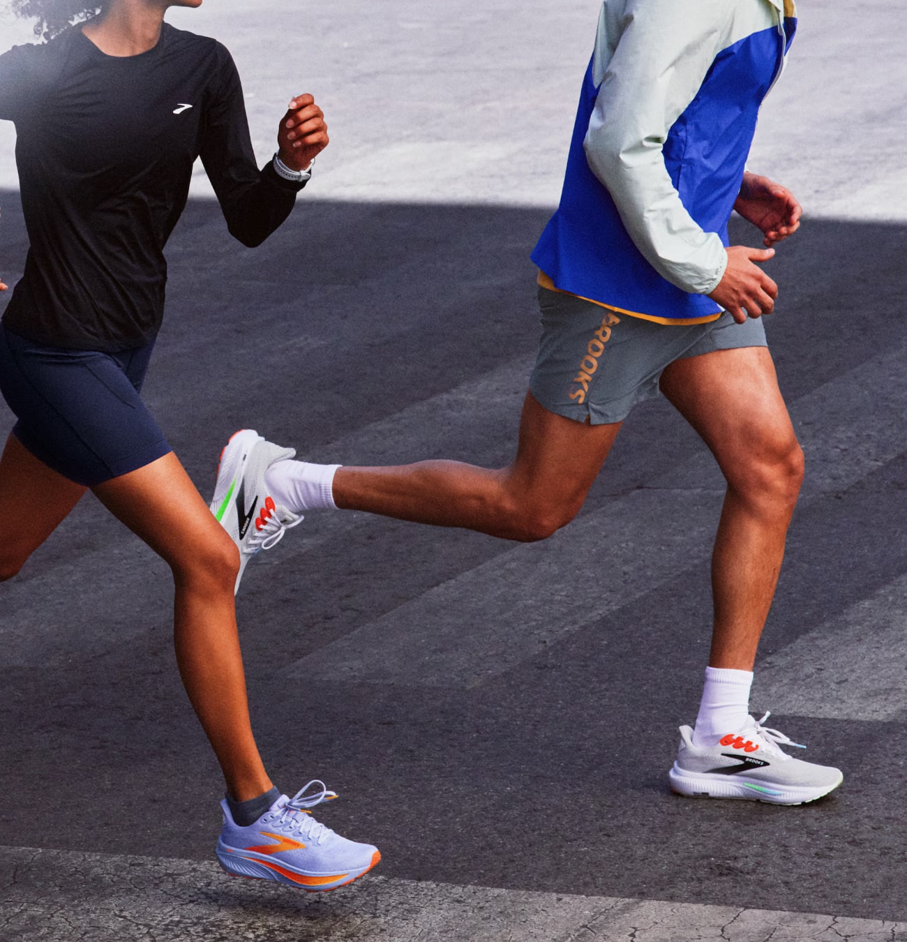 Deux personnes en train de courir ensemble.