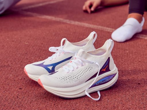 Chaussures de sport blanches sur piste d'athlétisme.