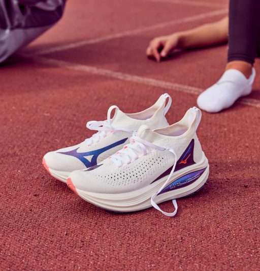 Chaussures de sport blanches sur piste d'athlétisme.