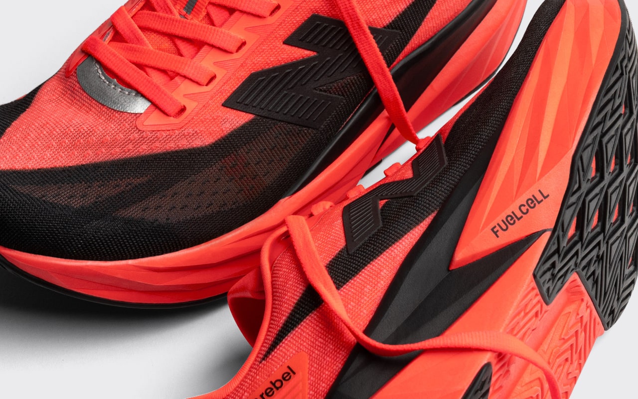 Chaussures de sport rouges avec semelle noire.