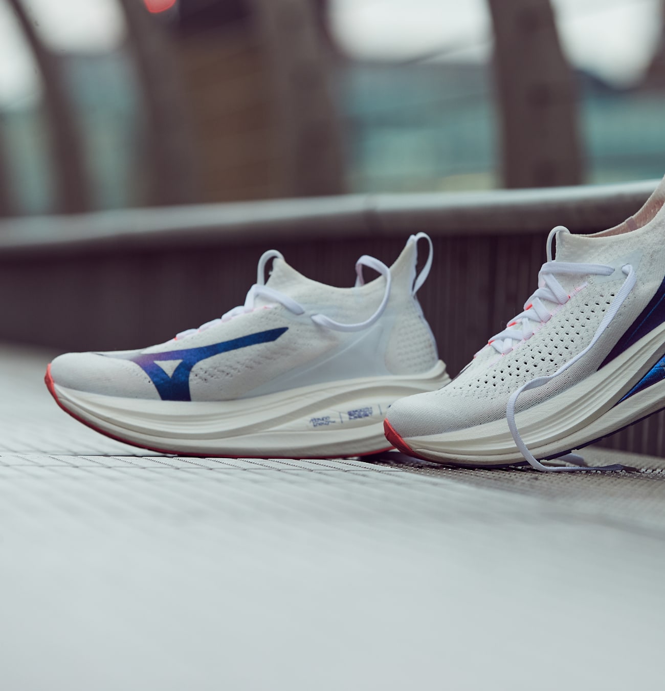 Chaussures blanches de sport sur sol en bois.