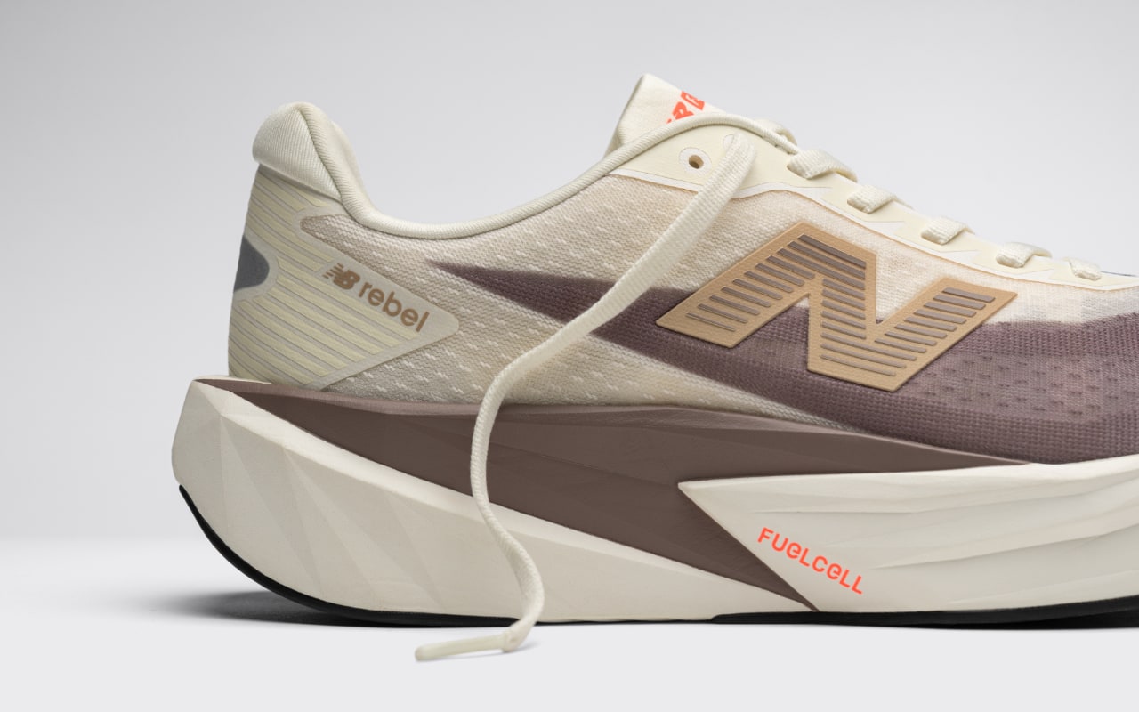 Chaussure de sport beige et marron avec logo.