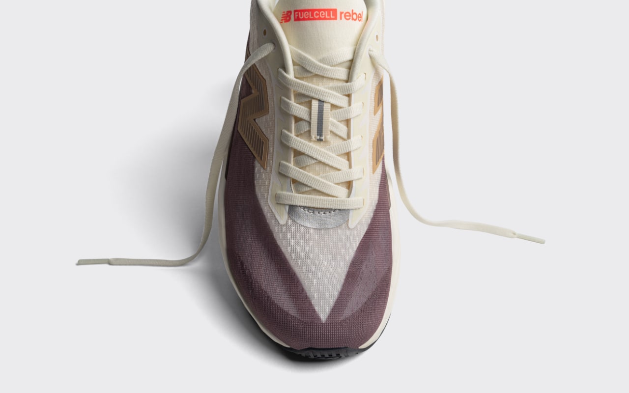 Chaussure de course avec lacets blancs.