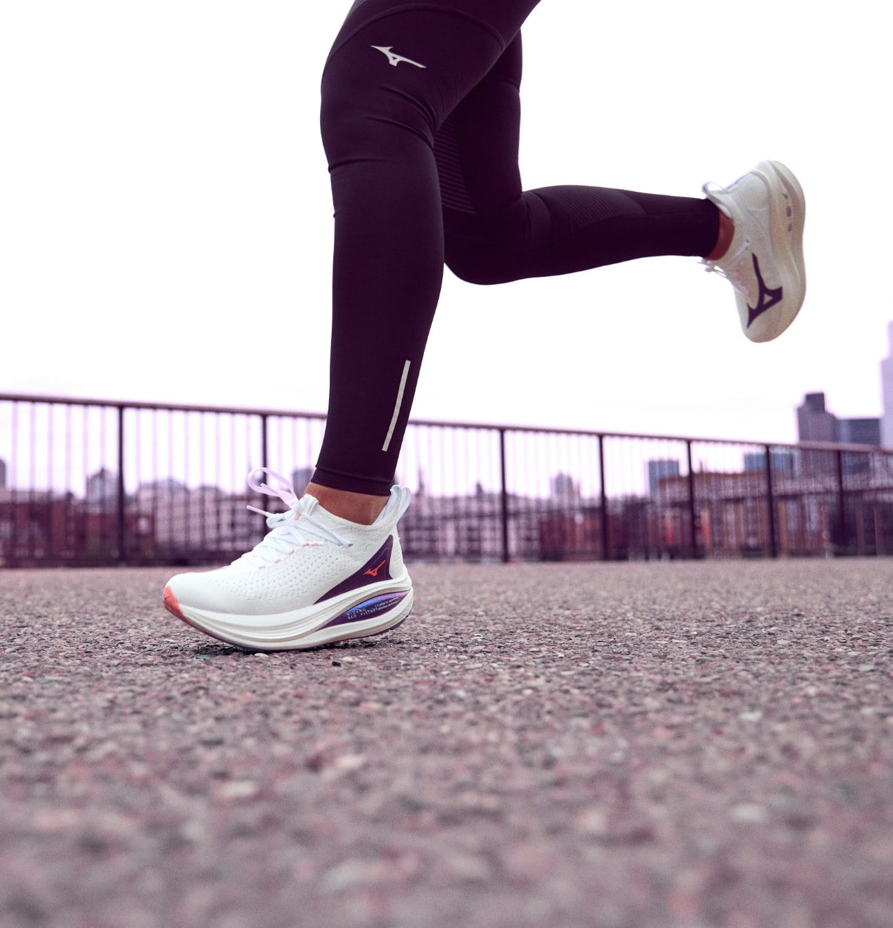 Personne courant avec des chaussures de sport blanches.