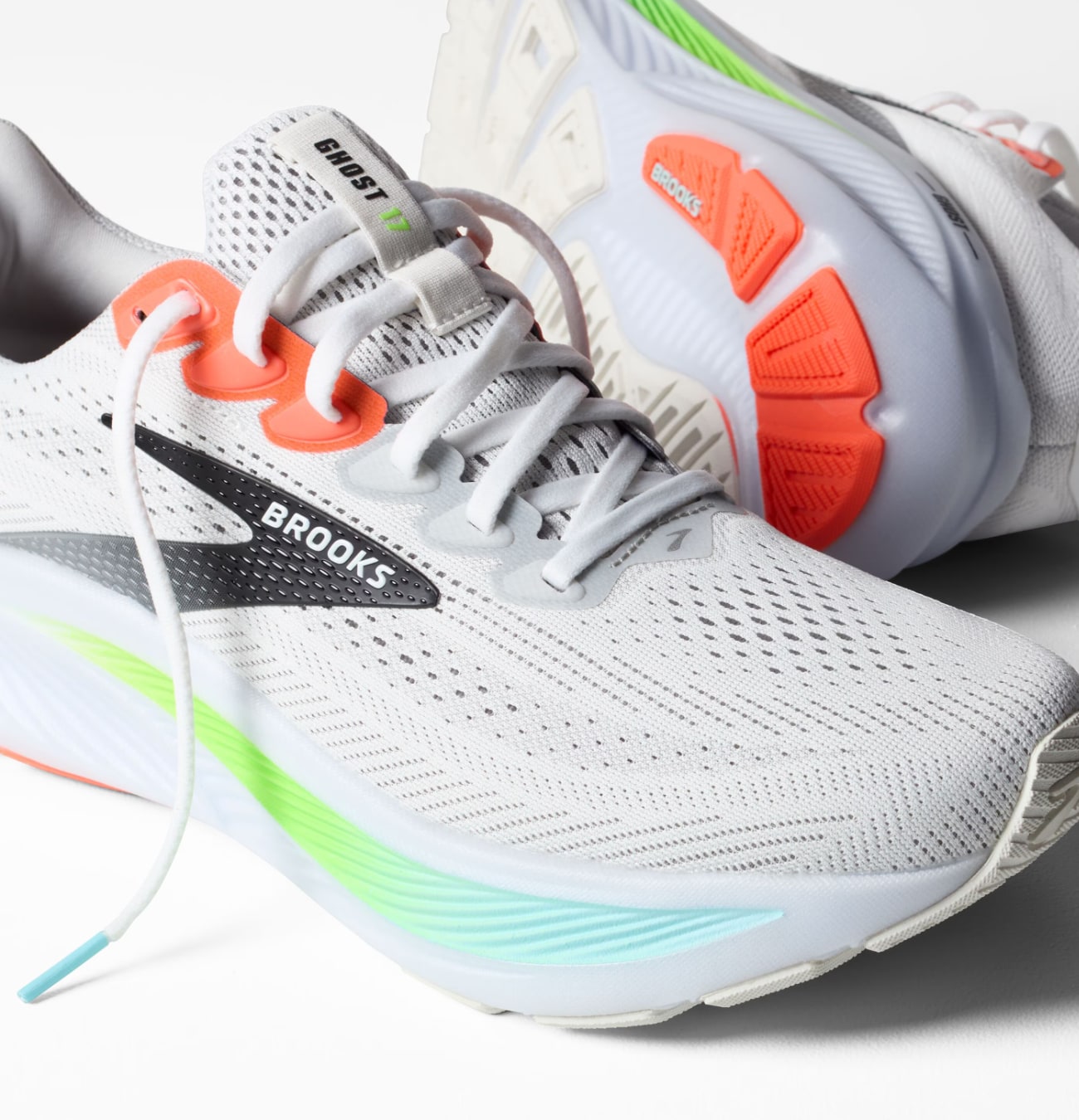 Chaussures de course blanches et colorées.