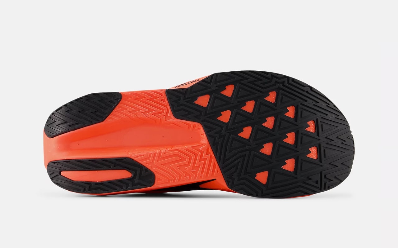 Semelle de chaussure orange et noire