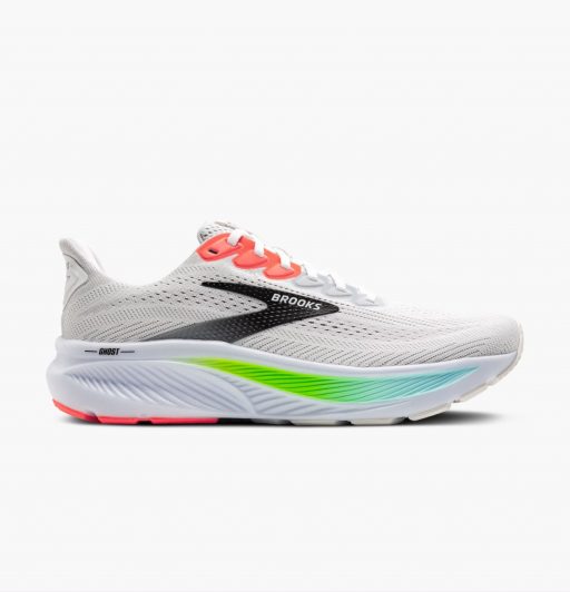 Chaussure de course blanche avec semelle colorée.
