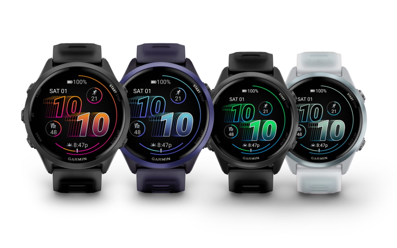 Quatre montres intelligentes colorées, affichage numérique visible.