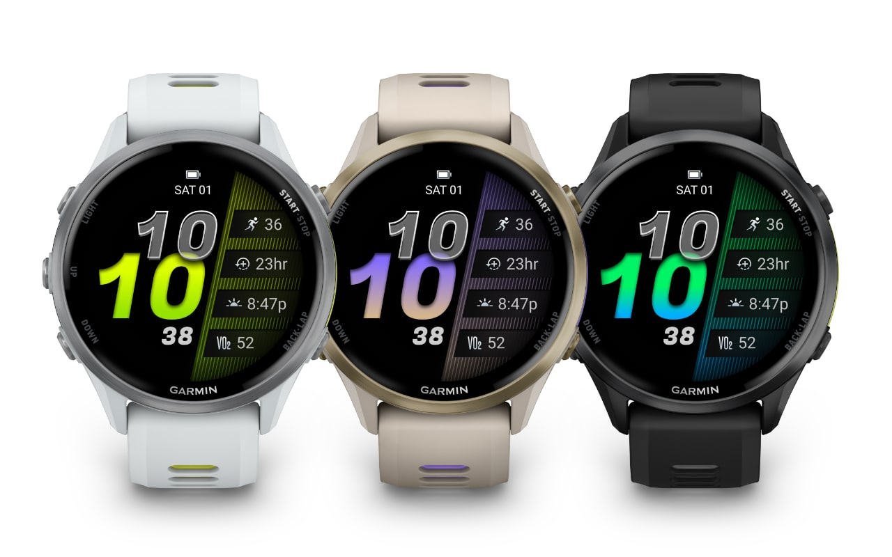 Trois montres connectées Garmin alignées de face.