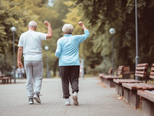 seniors maximiser exercice bras marchant