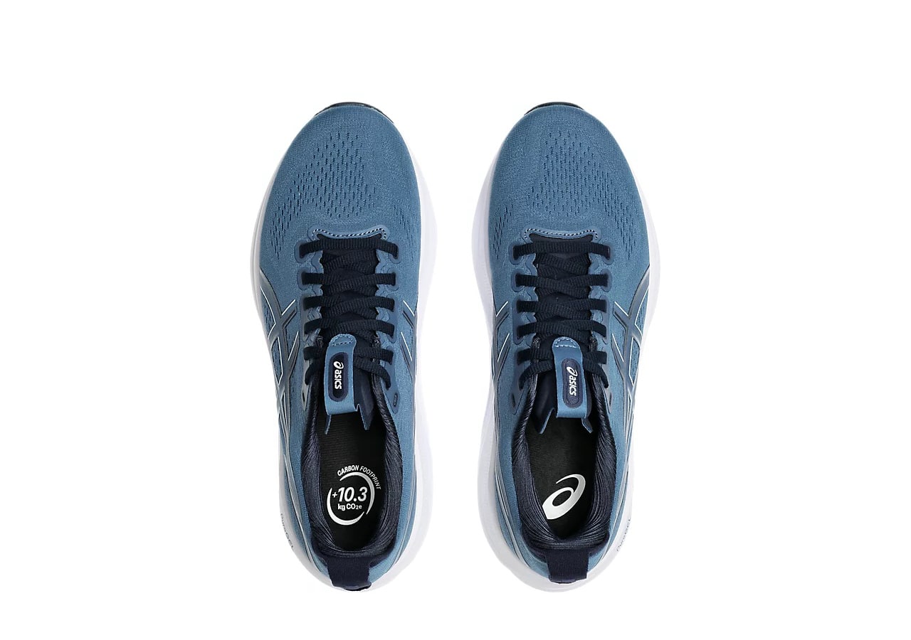 Paire de baskets bleues vue du dessus.