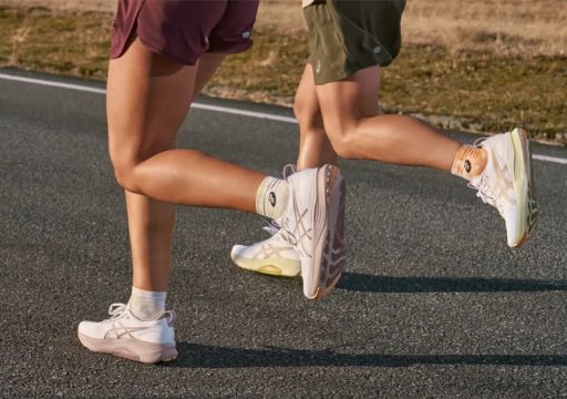 Deux personnes courant avec des chaussures sport.