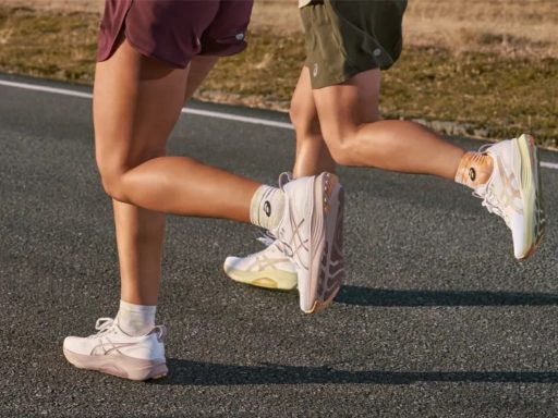Deux personnes courant avec des chaussures sport.