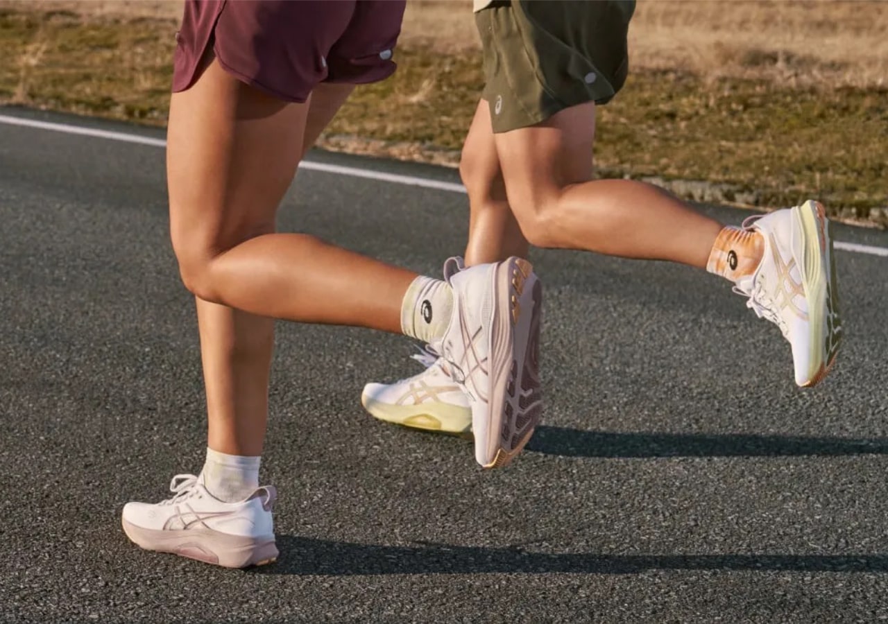 Deux personnes courant avec des chaussures sport.