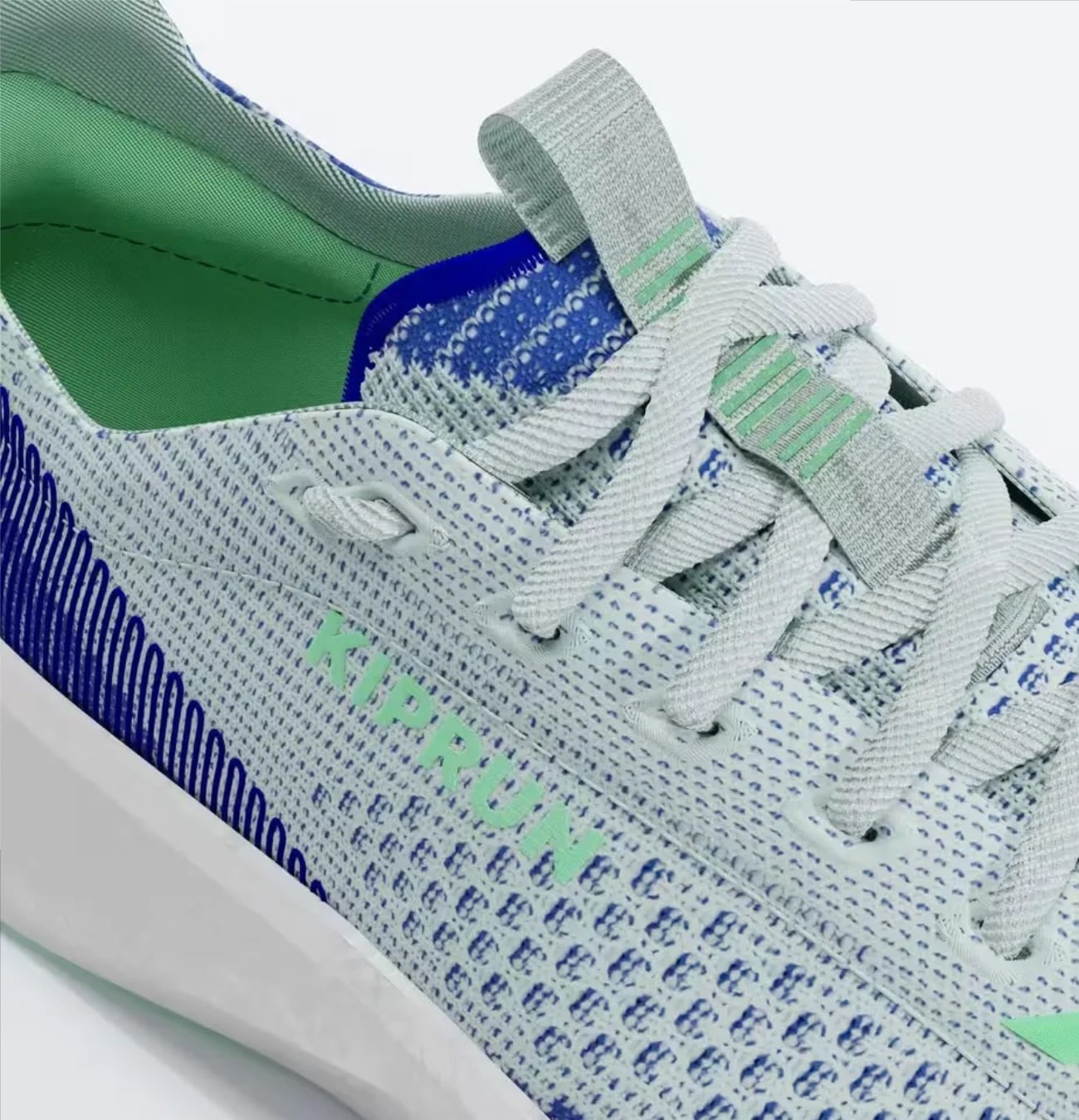 Chaussure de running grise et bleue.